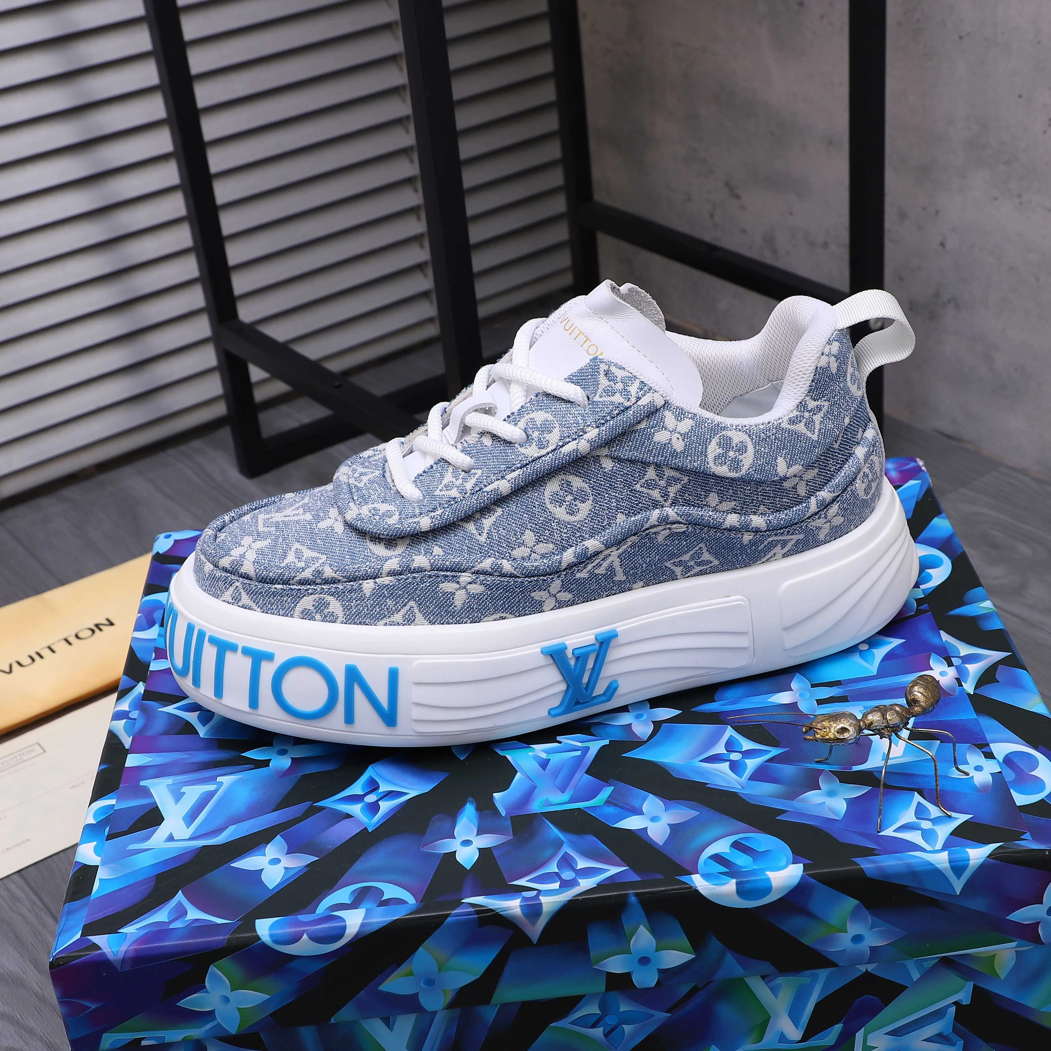 Men's shoes 💰560 Product trademark: LV [Louis Vuitton] casual shoes, regular size. Size: 38-46 (38.45.46 is custom-made and non-returnable) Product materials: Selected breathable denim woven upper, cowhide insole, mesh lining, original outsole